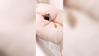 Monia 1990 si rilassa nella vasca da bagno col dilatatore al culo