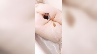 Monia 1990 si rilassa nella vasca da bagno col dilatatore al culo