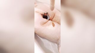 Monia 1990 si rilassa nella vasca da bagno col dilatatore al culo