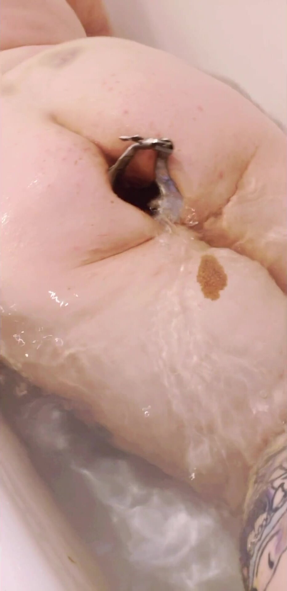 Monia 1990 si rilassa nella vasca da bagno col dilatatore al culo