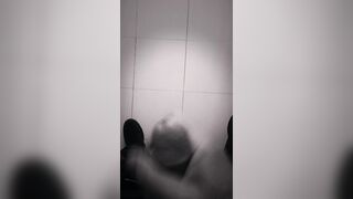 Sborrata potente sul pavimento