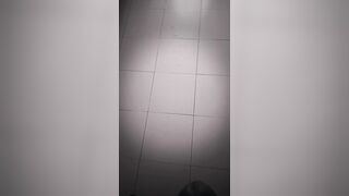 Sborrata potente sul pavimento