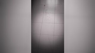 Sborrata potente sul pavimento