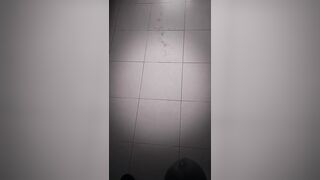 Sborrata potente sul pavimento