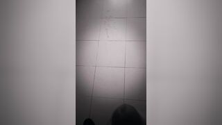 Sborrata potente sul pavimento