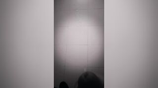 Sborrata potente sul pavimento