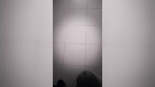 Sborrata potente sul pavimento