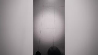 Sborrata potente sul pavimento