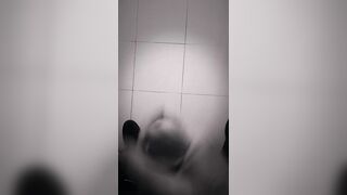 Sborrata potente sul pavimento