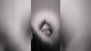 Sborrata potente sul pavimento