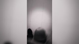 Sborrata potente sul pavimento