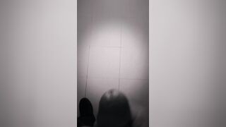 Sborrata potente sul pavimento