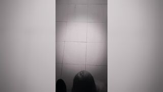 Sborrata potente sul pavimento