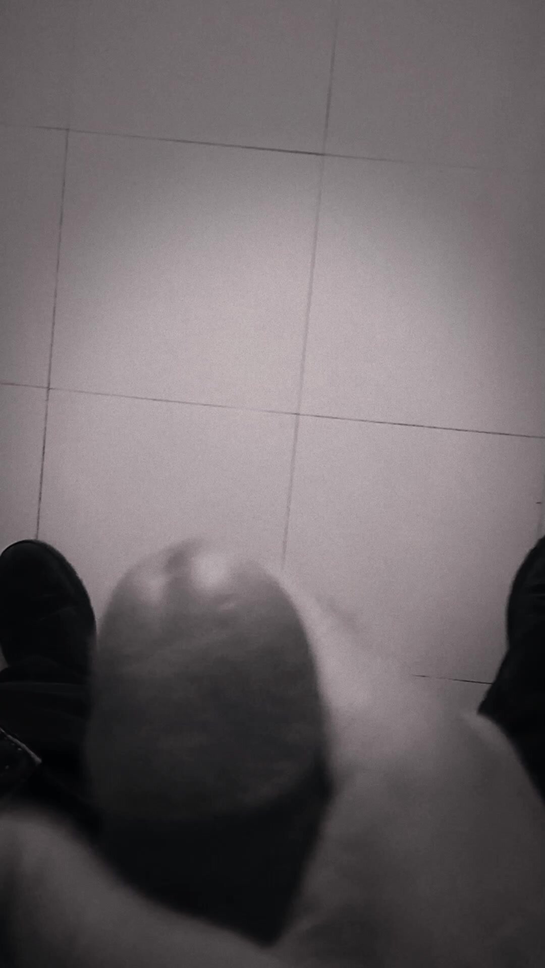 Sborrata potente sul pavimento