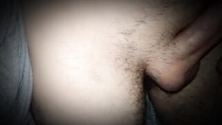 Il mio amico sta costringendo mia moglie a leccargli il pene.