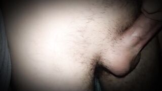 Il mio amico sta costringendo mia moglie a leccargli il pene.