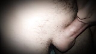 Il mio amico sta costringendo mia moglie a leccargli il pene.