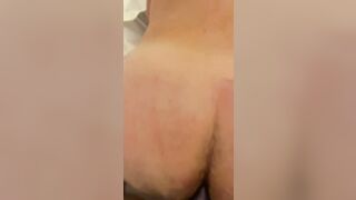 La cagna si fa scopare con strapon dalla padrona