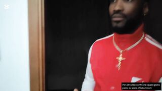 Milfona scopa nero davanti al marito