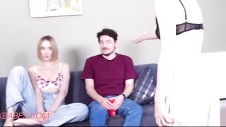 Una ragazza vuole diventare una pornostar, quindi porta il marito a un casting e si f