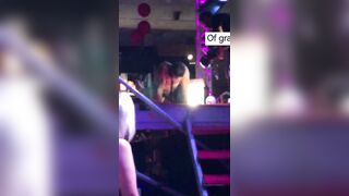 Canela Skin Tettona e Culona si fa scopare sul palco davanti a tutti