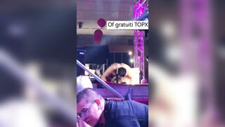 Canela Skin Tettona e Culona si fa scopare sul palco davanti a tutti