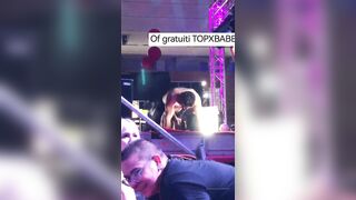 Canela Skin Tettona e Culona si fa scopare sul palco davanti a tutti