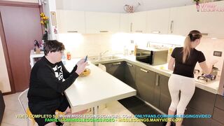 AMICO FIGLIO SCATTA FOTO DI NASCOSTO ALLA MADRE IN CUCINA CON LEGGINGS TRASPARENTI