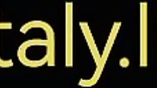 Mia moglie succhia un nero che la sfonda nei parcheggio