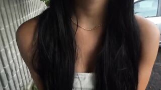 RImorchiata da un tipo fuori da scuola e convinta a succhiare il suo cazzo