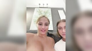 La live di due amichette molto intime che fanno le maiale sui social