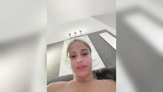 La live di due amichette molto intime che fanno le maiale sui social