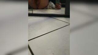 Mi tocco davanti allo specchio