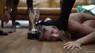 Gangabang con biondina ed un gruppo di super cazzoni