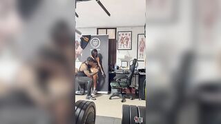 MILF italiana allenamento estremo in palestra con istruttore di body building