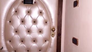 Vicina di casa Napoletana fa visita al nuovo inquilino del condominio