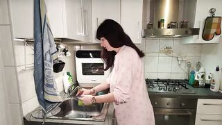 Anteprima del video: Moglie incinta soddisfa il vicino di casa quando suo marito è in trasferta