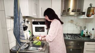 Moglie incinta soddisfa il vicino di casa quando suo marito è in trasferta