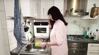 Moglie incinta soddisfa il vicino di casa quando suo marito è in trasferta