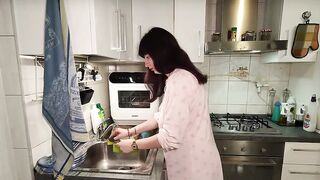 Moglie incinta soddisfa il vicino di casa quando suo marito è in trasferta