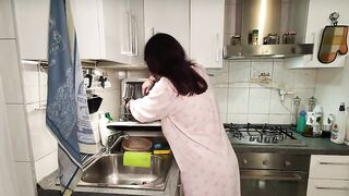 Moglie incinta soddisfa il vicino di casa quando suo marito è in trasferta