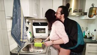 Moglie incinta soddisfa il vicino di casa quando suo marito è in trasferta