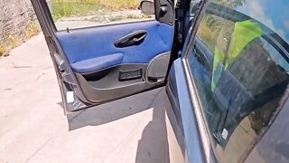 Anteprima del video: Vaccona tatuata si fa scopare da un giovane guardone single lungo l'autostrada