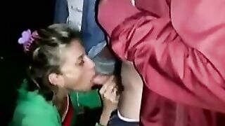 Anteprima del video: Ilaria fa sborrare una fila di guardoni