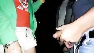 Ilaria fa sborrare una fila di guardoni