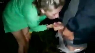 Ilaria fa sborrare una fila di guardoni