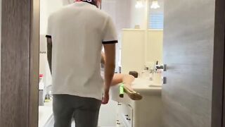 Scopata dal fidaznato sul lavabo prima di andare al lavoro