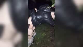 Balordo prova a metterla incinta