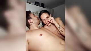 Fanno i maiali in live per fare soldi extra a fine mese