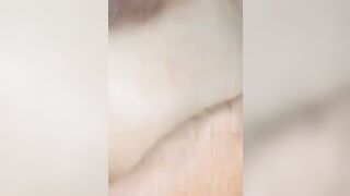 Sveltina con il suo ragazzo nel camerino di un negozio di abbigliamento